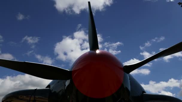 Klein vliegtuig propeller close-up tegen hemel — Stockvideo