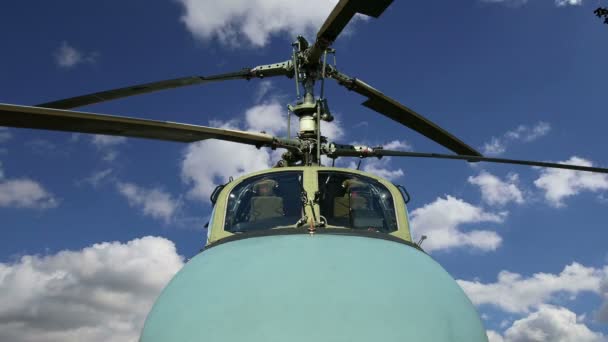 Detaljer av rotor och en del av kroppen av moderna militära helikoptrar närbild — Stockvideo