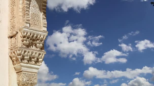 Arcos em estilo islâmico (mourisco) em Alhambra, Granada, Espanha — Vídeo de Stock