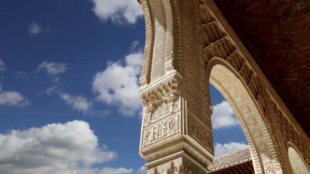 Oblouky v islámských (maurské) stylu v alhambra, granada, Španělsko — Stock video