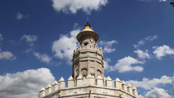 Torre del oro, vagy a golden tower (13. század), egy középkori Arab katonai tizenkétszögletű Őrtorony-Sevilla, Andalúzia, Dél-Spanyolországban — Stock videók