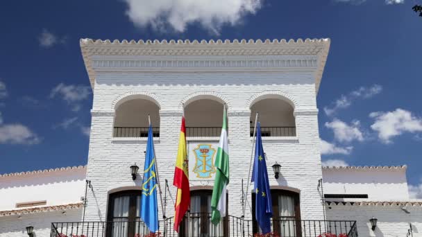 Budovy v Nerja v Andalusii, ve Španělsku. Leží na zemi southernmediterraneancoast, asi 50 km východně od Malaga — Stock video