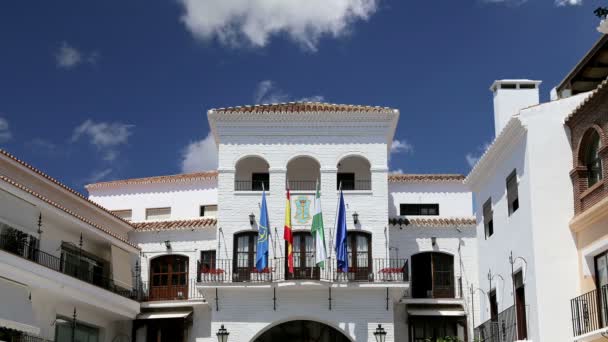 Edificios en Nerja, Andalucía, España. Se encuentra en la costa sur del Mediterráneo, a unos 50 km al este de Málaga — Vídeo de stock