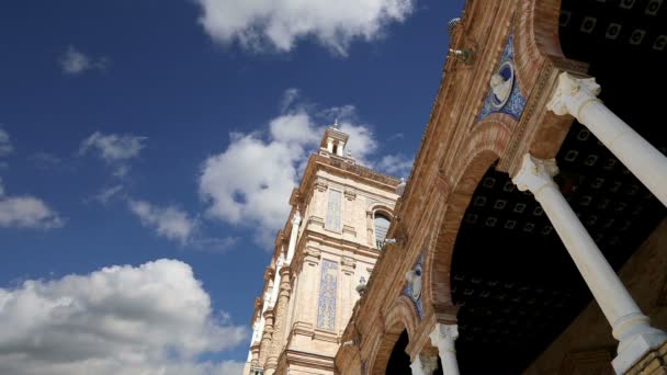 Здания на знаменитой площади Plaza de Espana (место проведения латиноамериканской выставки 1929 года) - Испанская площадь в Севилье, Андалусия, Испания — стоковое видео