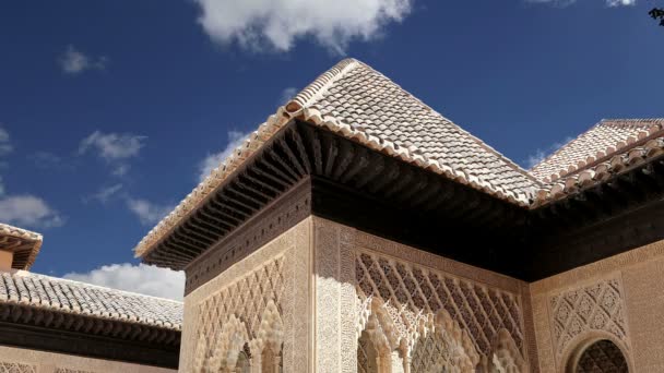 Palacio de la Alhambra - Castillo medieval morisco en Granada, Andalucía, España — Vídeos de Stock