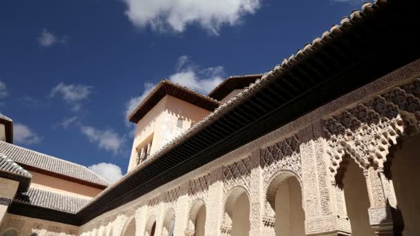 Alhambra Palace - средневековый мавританский замок в Гранаде, Андалусия, Испания — стоковое видео