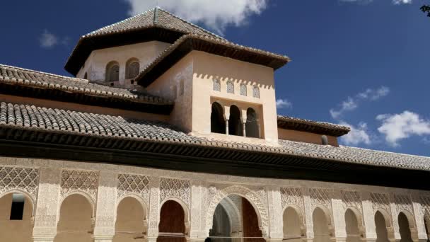 Alhambra Palace - medieval moorish castle in Granada, Andalusia, Spain — Stock Video