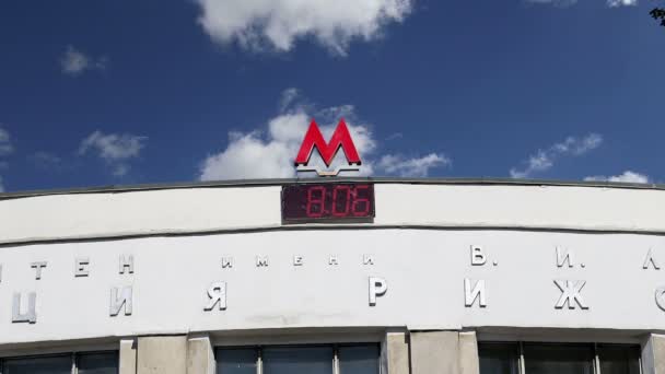 Estación de metro Rizhskaya en Moscú, Rusia. Fue inaugurado el 01.05.1958. Escrito "Metropolitan Lenin. Estación de Rizhskaya "en idioma ruso — Vídeo de stock