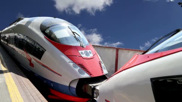 Aeroexpress tåg tåget mot himlen--höghastighetståg förvärvade Oao "Ryska järnvägarna" för användning på de ryska höghastighetsjärnvägar — Stockvideo