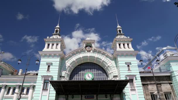 Belorussky tren istasyonu--dokuz ana tren istasyonları, Moskova, Rusya, biridir. 1870 yılında açıldı ve mevcut haliyle 1907-1912 yılında yeniden inşa edildi — Stok video