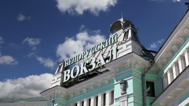 Белорусский вокзал - один из девяти главных железнодорожных вокзалов Москвы. Он был открыт в 1870 году и перестроен в его нынешнем виде в 1907-1912 годах. — стоковое видео