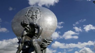 Ho Chi Minh Anıtı (18 Mayıs 1990 yılında inşa edilmiştir), Moskova, Rusya. Anıt yazarlar heykeltraş stolyarnaya Tsigal vardır ve RG Kananin mimar  