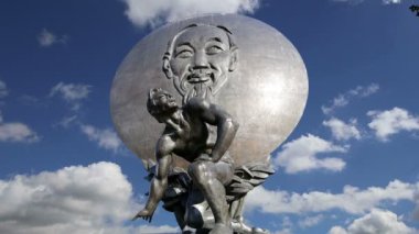 Ho Chi Minh Anıtı (18 Mayıs 1990 yılında inşa edilmiştir), Moskova, Rusya. Anıt yazarlar heykeltraş stolyarnaya Tsigal vardır ve RG Kananin mimar  
