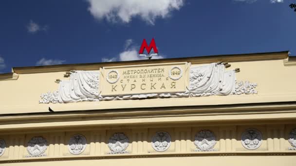 Stazione della metropolitana Kurskaya (Koltsevaya Line) a Mosca, Russia. È stato aperto nel 01.01.1950. Scritto "Metropolitan Lenin. Stazione Kurskaya "in lingua russa — Video Stock