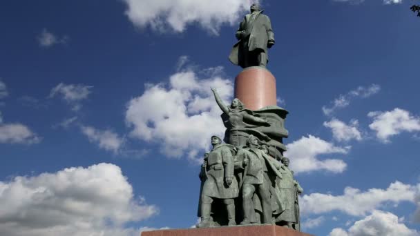 Pohled na památník ot Vladimir Lenin (1985, Kerbel sochař a architekt Makarevich), centrum města Moskva (Kalužskaja náměstí), Rusko. Populární mezník — Stock video