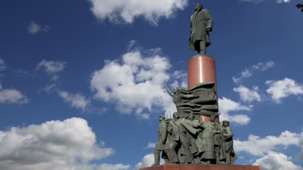View of the monument ot Vladimir Lenin (1985, Sculptor Kerbel and architect Makarevich), Moscow city center (Kaluzhskaya square), Russia. Popular landmark — Stock Video