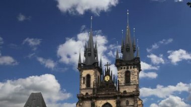 Çek Cumhuriyeti 'nin Prag kentindeki Old Town Meydanı' nda Tyn 'in önündeki Tanrı' nın Anasının Gotik Kilisesi.  