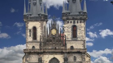 Çek Cumhuriyeti 'nin Prag kentindeki Old Town Meydanı' nda Tyn 'in önündeki Tanrı' nın Anasının Gotik Kilisesi.  