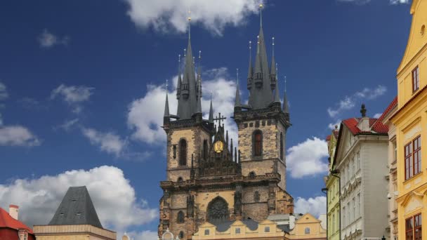 Çek Cumhuriyeti 'nin Prag kentindeki Old Town Meydanı' nda Tyn 'in önündeki Tanrı' nın Anasının Gotik Kilisesi. — Stok video