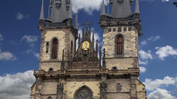 La iglesia gótica de la Madre de Dios frente a Tyn en la Plaza de la Ciudad Vieja en Praga, República Checa — Vídeo de stock