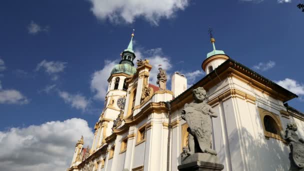 Loreta- a largepilgrimagedestination in Hradcany, a district of Prague, Czech Republic — стоковое видео