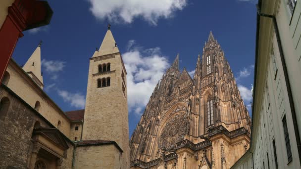 St. Vitus Cathedral (romersk-katolska katedralen) i Pragborgen och Hradcany, Tjeckien — Stockvideo