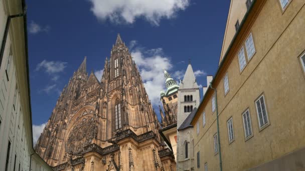 Catedral de San Vito (Catedral Católica Romana) en el Castillo de Praga y Hradjalá, República Checa — Vídeo de stock