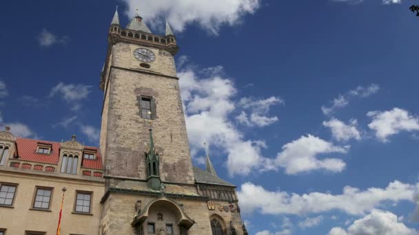 Prag 'daki eski belediye binası, Çek Cumhuriyeti' nin Eski Şehir Meydanı manzarası — Stok video