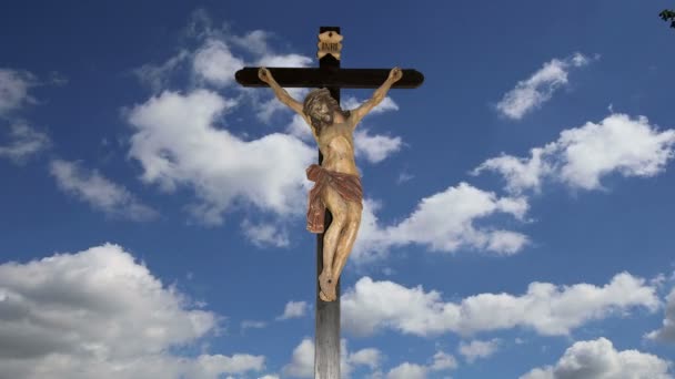 Kruisiging Jezus Christus standbeeld op de hemelachtergrond — Stockvideo