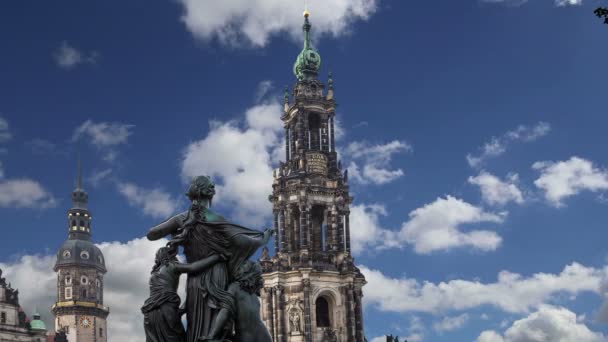Γλυπτική στην Bruhl βεράντα και Hofkirche ή τον καθεδρικό ναό της Αγίας Τριάδας - μπαρόκ εκκλησία στη Δρέσδη, Sachsen, Γερμανία — Αρχείο Βίντεο