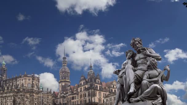 Escultura en la terraza Bruhl y Hofkirche o Catedral de la Santísima Trinidad - iglesia barroca en Dresde, Sachsen, Alemania — Vídeo de stock