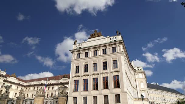 Çek Cumhuriyeti 'nin Prag cumhuriyetindeki Cumhurbaşkanının binasının manzarası — Stok video