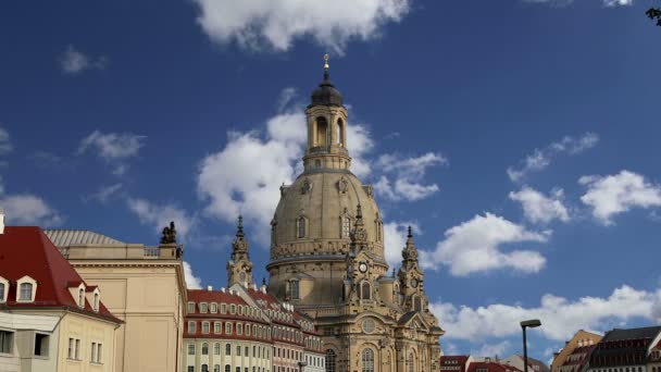 Dresden Frauenkirche (Almanca: Dresden Frauenkirche), Almanya 'nın Dresden şehrinde bulunan Lüteriyen kilisesi. — Stok video