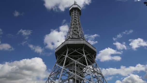 Petrin uitkijktoren (1892), die lijkt op de Eiffel toren, Petrin Hill Park, Prague, Tsjechië — Stockvideo
