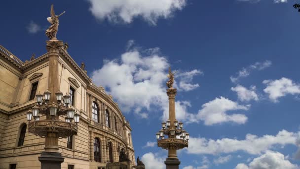 O edifício das salas de concerto Rudolfiunum na Praça Jan Palach, em Praga, República Checa (dia). Orquestra Filarmônica Checa — Vídeo de Stock