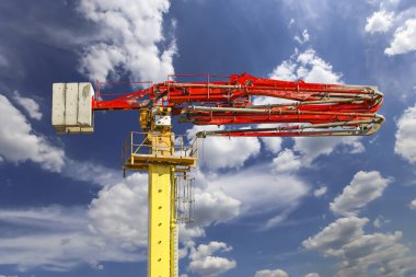 Gökyüzüne karşı inşaat beton pompası (pompa kamyonu)