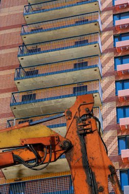 Arkaplanda inşaat halindeki (yeni yerleşim kompleksi) çok katlı bir inşaat makinesinin (kazıcı veya vinç) parçası. Çeryomushki bölgesindeki yenileme programı üzerine inşa alanı, Moskova, Rusya  