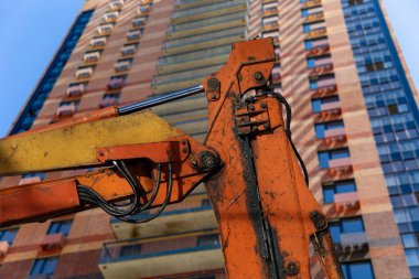 Arkaplanda inşaat halindeki (yeni yerleşim kompleksi) çok katlı bir inşaat makinesinin (kazıcı veya vinç) parçası. Çeryomushki bölgesindeki yenileme programı üzerine inşa alanı, Moskova, Rusya