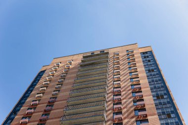 İnşaat halindeki çok katlı bina (yeni yerleşim yeri). Çeryomushki bölgesindeki yenileme programı üzerine inşa alanı, Moskova, Rusya  