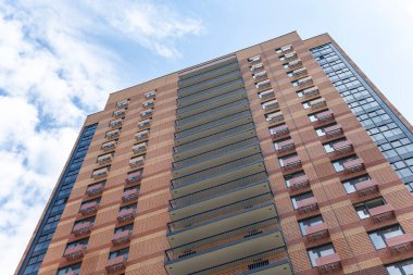 İnşaat halindeki çok katlı bina (yeni yerleşim yeri). Çeryomushki bölgesindeki yenileme programı üzerine inşa alanı, Moskova, Rusya  