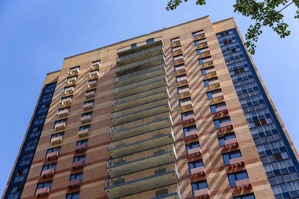 İnşaat halindeki çok katlı bina (yeni yerleşim yeri). Çeryomushki bölgesindeki yenileme programı üzerine inşa alanı, Moskova, Rusya  