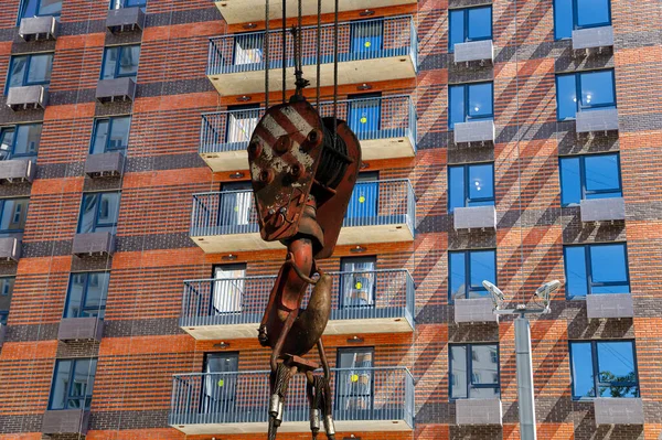 Baukran Haken Mit Bau Befindlichem Hochhaus Neuer Wohnkomplex Hintergrund Baustelle — Stockfoto