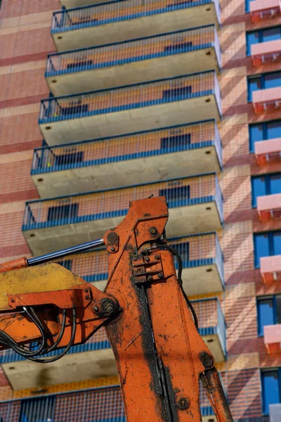 Parte Una Máquina Construcción Excavadora Grúa Con Edificio Varios Pisos — Foto de Stock