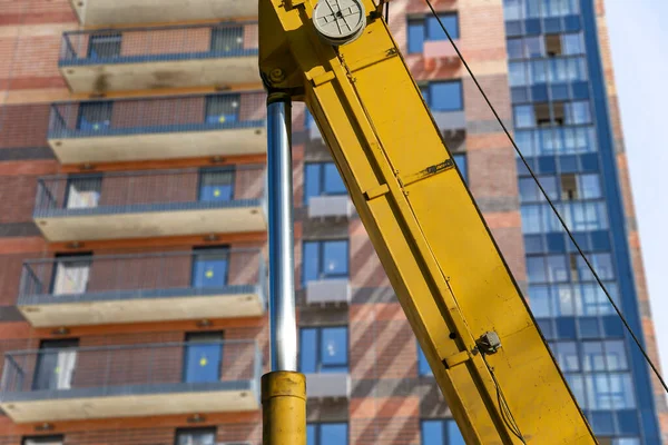 Parte Una Máquina Construcción Excavadora Grúa Con Edificio Varios Pisos — Foto de Stock