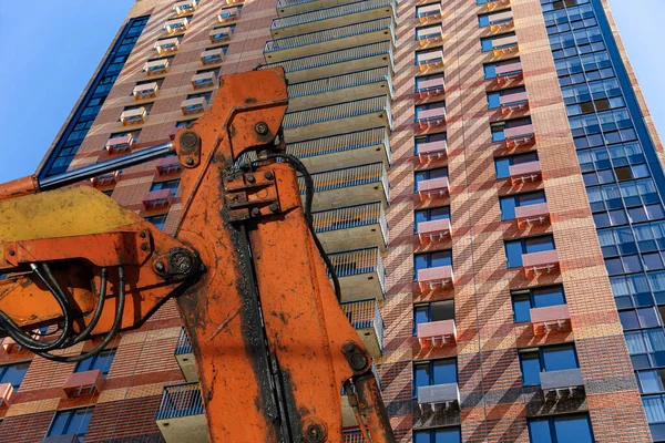 Parte Una Máquina Construcción Excavadora Grúa Con Edificio Varios Pisos — Foto de Stock