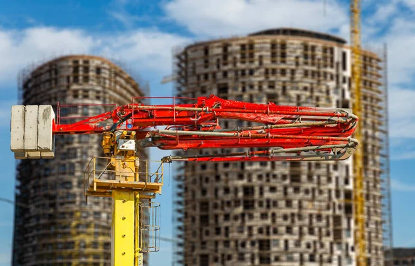 Baubetonpumpe Pumpwagen Mit Bau Befindlichem Mehrstöckigen Gebäude Mit Gerüsten Neuer — Stockfoto