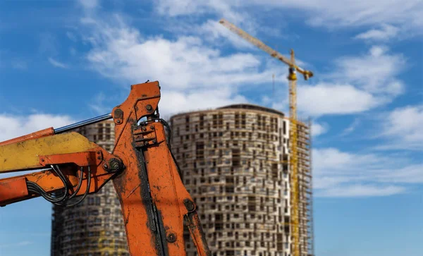 Onderdeel Van Een Bouwmachine Graafmachine Kraan Met Meerdere Verdiepingen Gebouw — Stockfoto