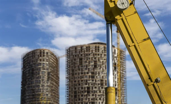 Parte Una Máquina Construcción Excavadora Grúa Con Edificio Varios Pisos — Foto de Stock