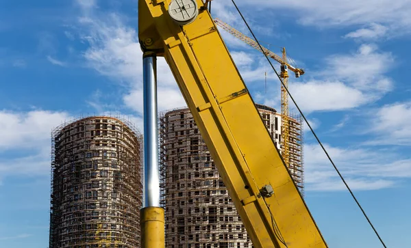 Parte Uma Máquina Construção Escavadeira Guindaste Com Edifício Vários Andares — Fotografia de Stock