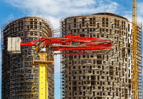 以脚手架 新住宅区 为背景的多层建筑施工混凝土泵 俄罗斯莫斯科 — 图库照片